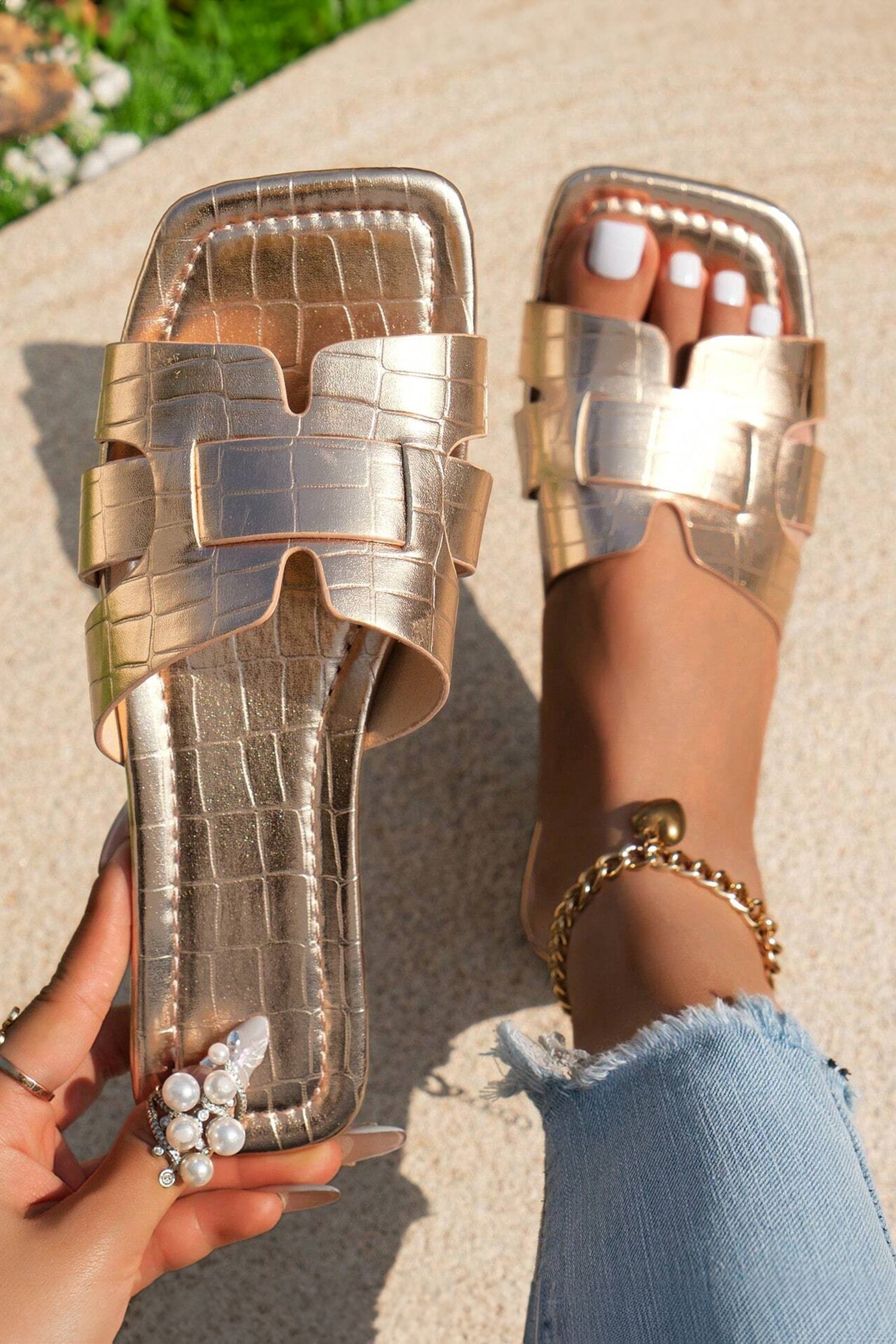Gold Crocodile Pattern Roman Style Flat Slippers